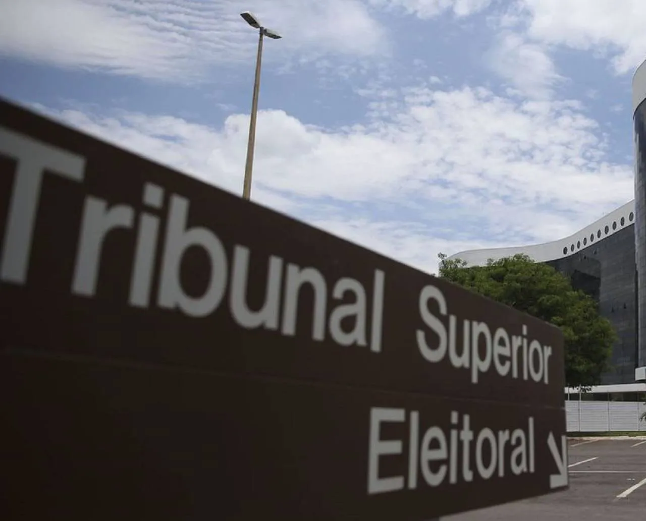 TSE aprova regras para restringir live eleitoral em residência oficial