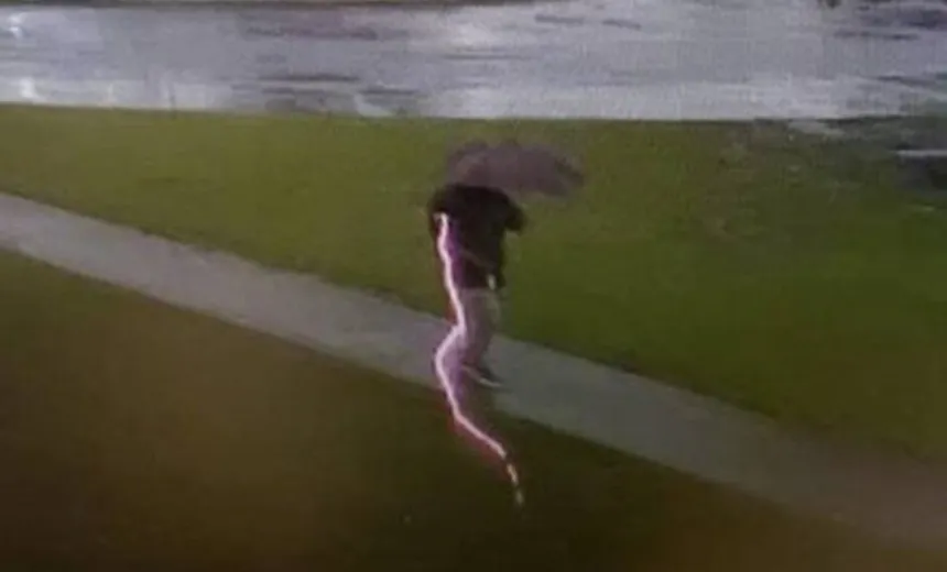 Vídeo mostra raio caindo próximo a professor, que leva um choque ao segurar guarda-chuva