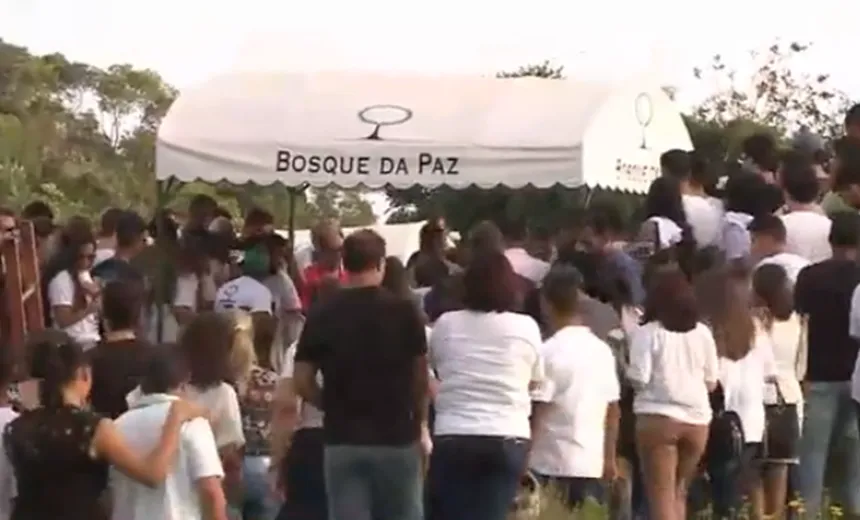 &#8220;Um anjo que foi para o céu&#8221;, diz amigo durante enterro de jovem morto na Graça