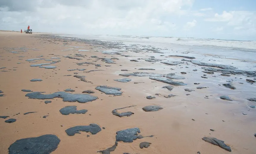 Inema alerta para que banhistas evitem praias com óleo e divulga locais impróprios pra banho