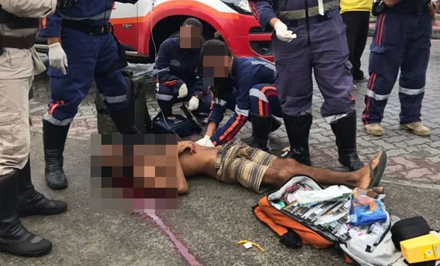 Homem é esfaqueado na frente de delegacia em Salvador; suspeito acaba preso