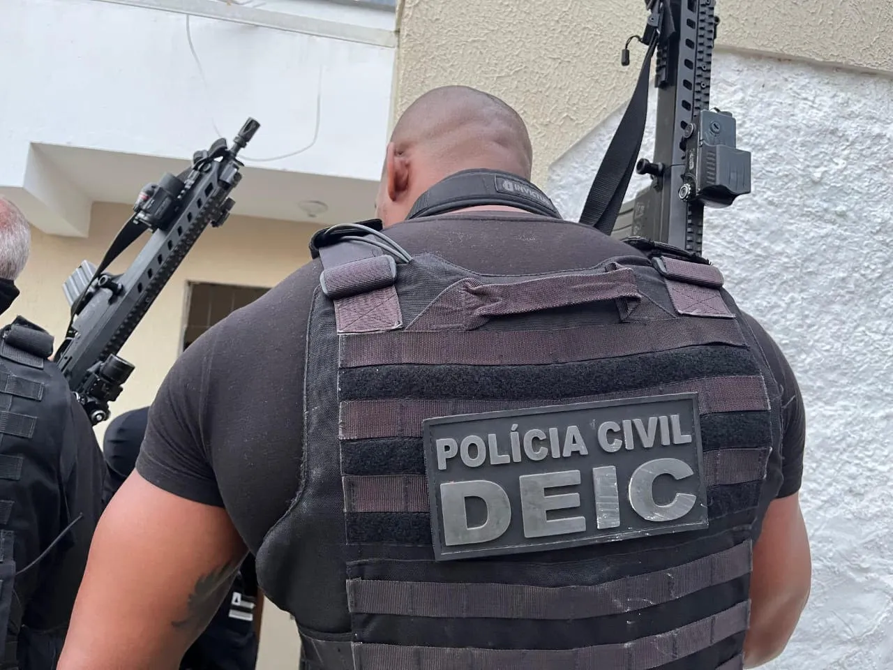 Suspeito de sequestro é preso pela polícia no Horto Florestal,em Salvador  