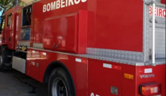 Bombeiros debelam incêndio em prédio comercial no bairro de Itapuã; depósito foi atingido pelas chamas