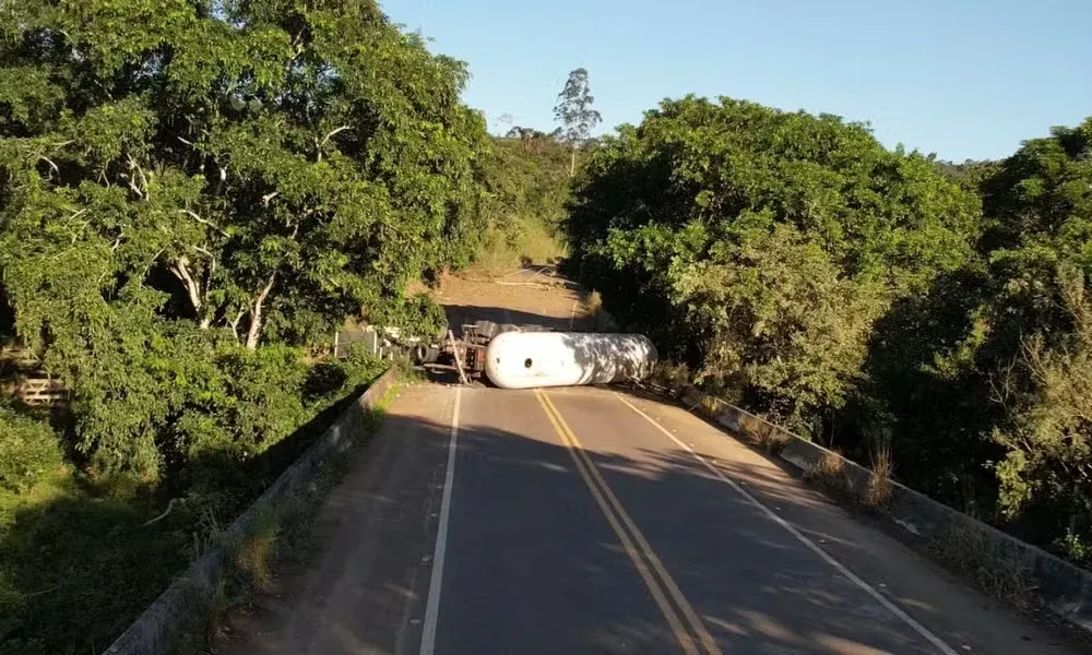 Carreta com gás tomba, deixa um morto e interdita BR-330 na Bahia