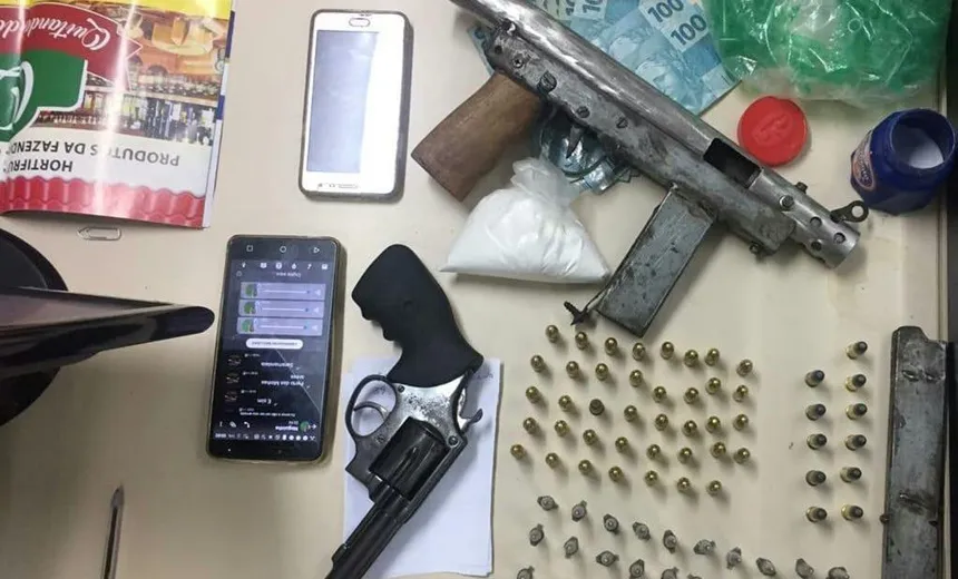 Casal é preso com submetralhadora e drogas em Arembepe