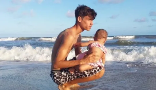 Atentado a tiros deixa adolescente e jovem de 22 anos mortos na Bahia; cartinha de filha emociona 
