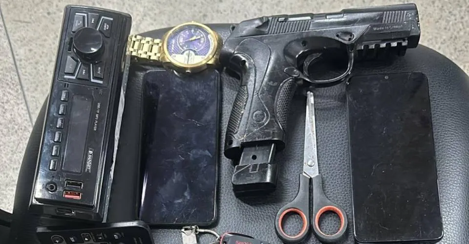 Polícia recupera veículo roubado e apreende arma falsa em Feira de Santana