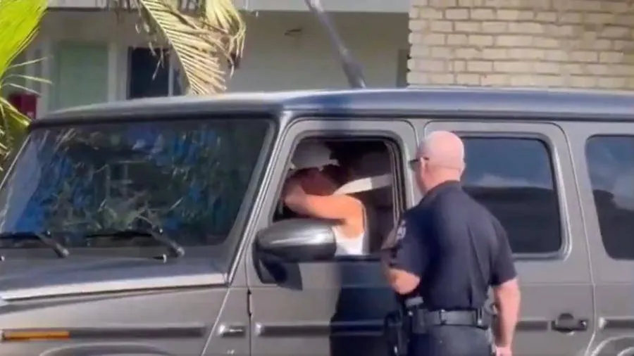 Gisele Bündchen chora após ser parada por policial dos EUA e levar multa; vídeo