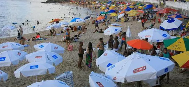 Prefeitura fiscaliza comércio informal nas praias de Salvador