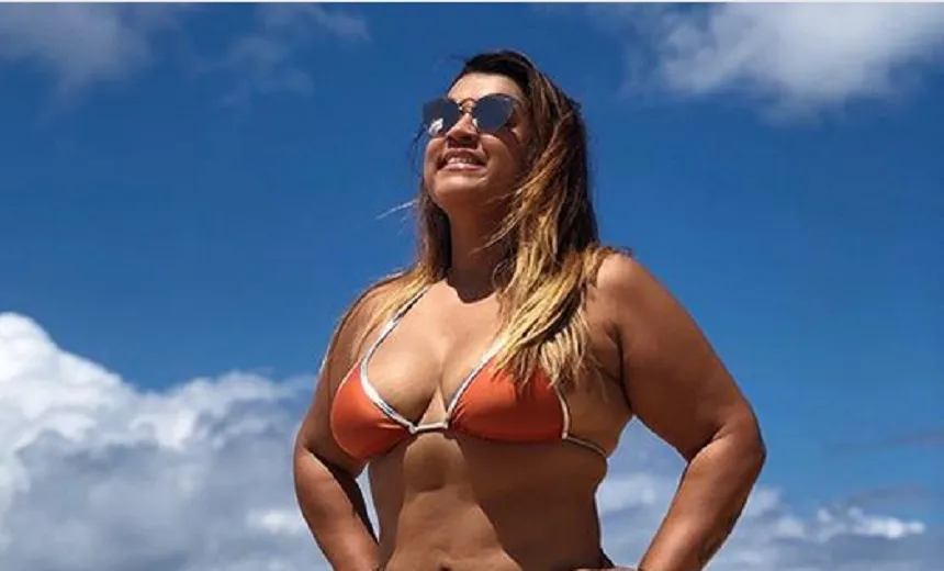 EMPODERADA: Preta Gil posa na praia e anuncia: ‘vai ter foto de biquíni todo dia SIM!’