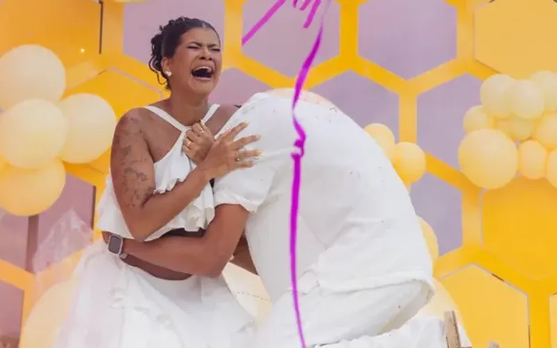 Em um ch&aacute; revela&ccedil;&atilde;o com tema de mel, que reuniu amigos e familiares, o casal descobriu que est&aacute; esperando uma menina/Foto: Redes Sociais