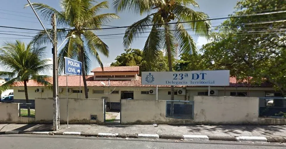 Confundido com assaltante, motociclista é espancado e esfaqueado em Lauro de Freitas
