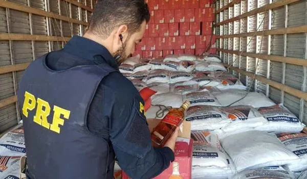 Polícia apreende 10 mil litros de whisky falsificado dentro de caminhão roubado em Jequié