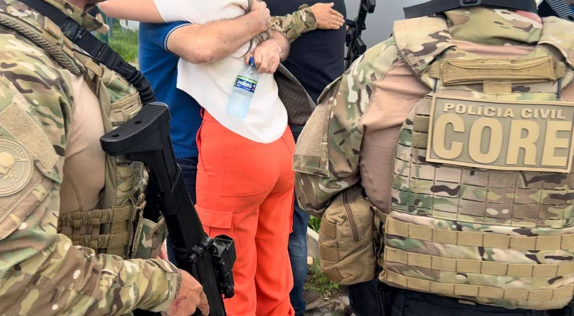 Confira momento em que comerciante sequestrado reencontra família; sequestradores morrem na ação