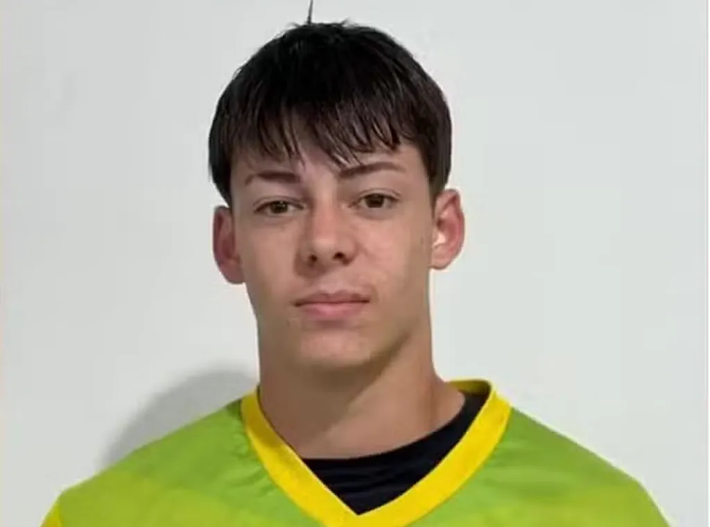 Goleiro de 17 anos morre horas antes de estreia em competição