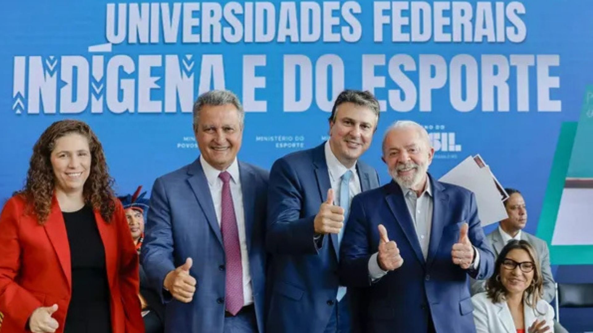 Ministros Esther Dweck (Gest&atilde;o e Inova&ccedil;&atilde;o), Rui Costa (Casa Civil) e Camilo Santana (Educa&ccedil;&atilde;o), ao lado do presidente Lula, em cerim&ocirc;nia de assinatura dos PLs para cria&ccedil;&atilde;o das Universidades Federias Ind&iacute;gena e do Esporte. Foto: Ricardo Stuckert / PR