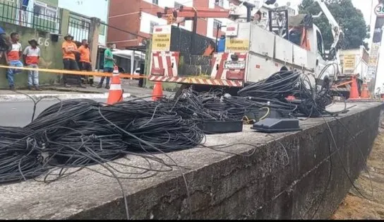 Recorde: 200 toneladas de fiação irregular são retiradas de postes na Bahia 