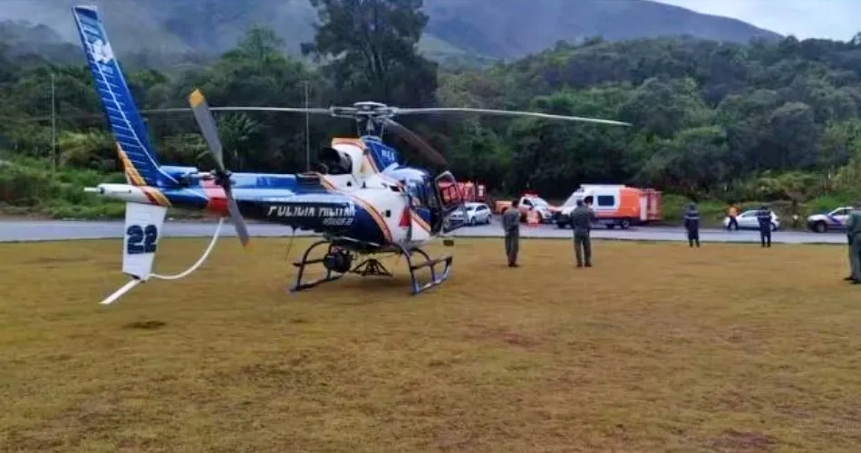 Seis pessoas morrem em queda de helicóptero dos Bombeiros que buscava monomotor em MG