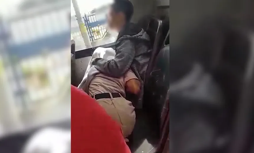 Vídeo mostra casal durante ato sexual dentro de ônibus em Salvador; mulher usa farda