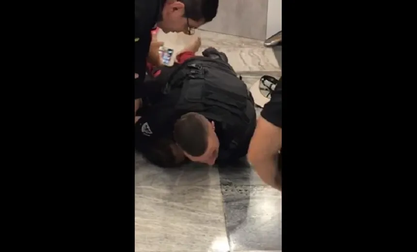 Jovem leva ‘gravata’ de segurança e morre dentro de supermercado no Rio; veja vídeo