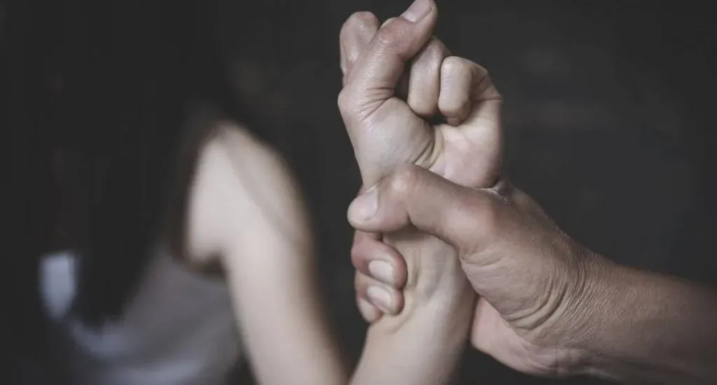 Homem é preso em Itambé por agredir ex-companheira adolescente a pauladas
