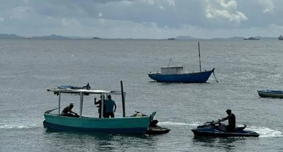 Por prática de pesca ilegal, dois homens são detidos pela polícia na praia da Barra