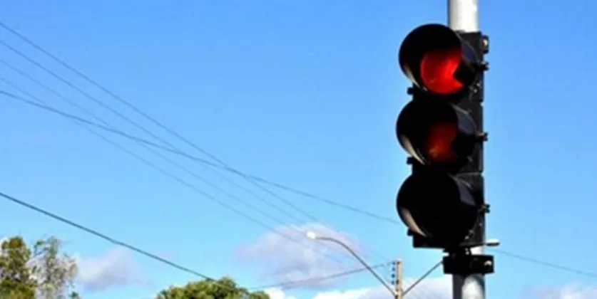 SEM FUNCIONAMENTO: Semáforos com defeitos e intermitentes prejudicam trânsito em Salvador