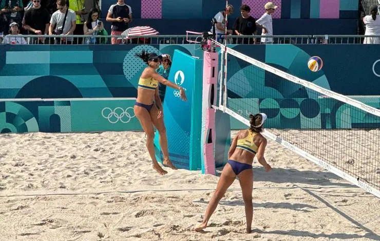 Vôlei de praia: Carol Solberg e Barbara Seixas avançam invictas para as oitavas em Paris