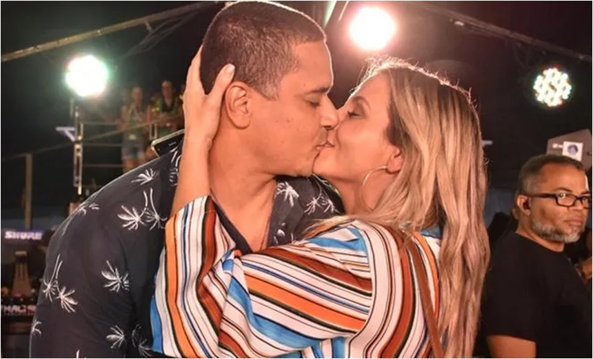 Carla Perez ganha homenagem de Xanddy em trio elétrico em Florianópolis