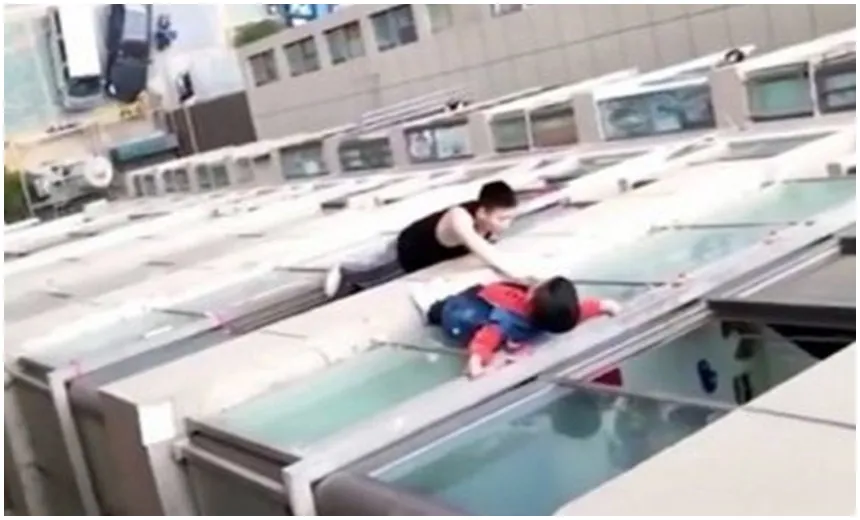 Vídeo: menino é resgatado após ficar preso a 40 metros de altura
