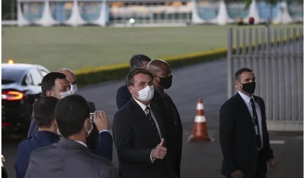 "Deu problema com o Decotelli", diz Bolsonaro a apoiadores; novo ministro pode ser anunciado nesta quinta
