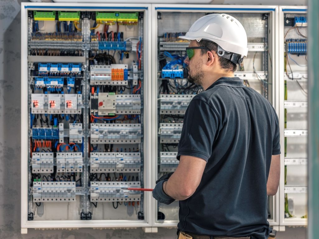 Dentre as vagas de emprego nesta quinta-feira estão: montador de equipamentos elétricos, copeiro, orçamentista, operador de telemarketing, técnico em laboratório e açougueiro. Foto: Ilustrativa/Freepik