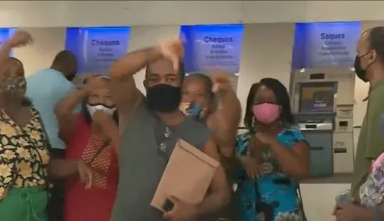 Buscando por cadeira, mulher ouve de funcionário de banco que ele "não é cuidador de idoso" 