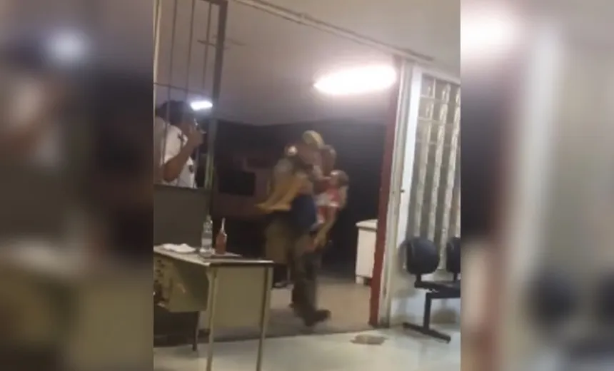 Criança morre durante tiroteio entre PM e criminosos em Camaçari; veja vídeo