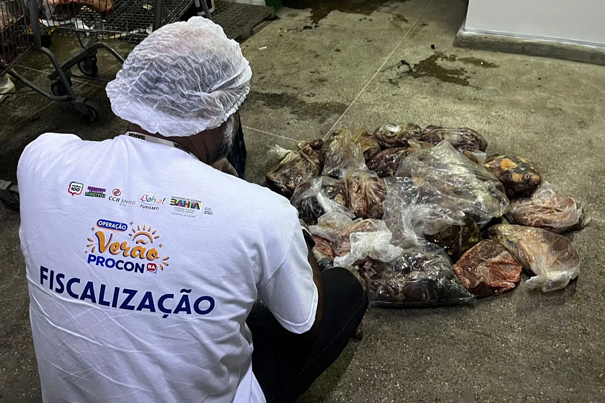 Supermercado de Praia do Forte é autuado com mais de 140 kg de carne estragada
