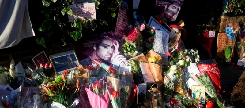 HOMENAGENS: Casa de George Michael amanhece repleta de flores na Inglaterra