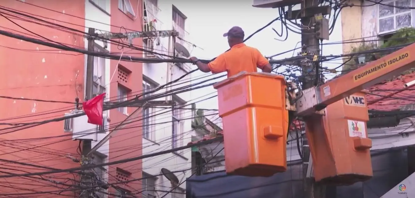 Fios espalhados por vias movimentadas de Salvador oferecem riscos à população e causam problemas no trânsito