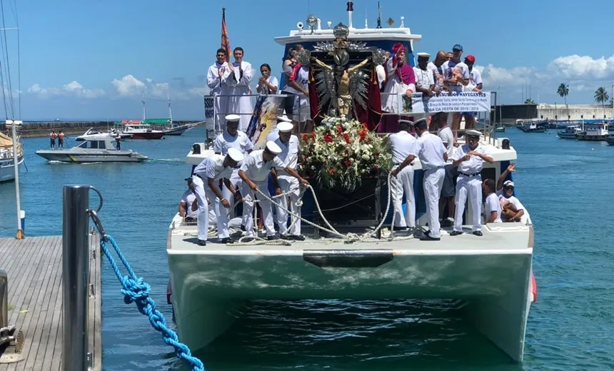 Fiéis participam de procissão a Bom Jesus dos Navegantes; catamarã leva imagem