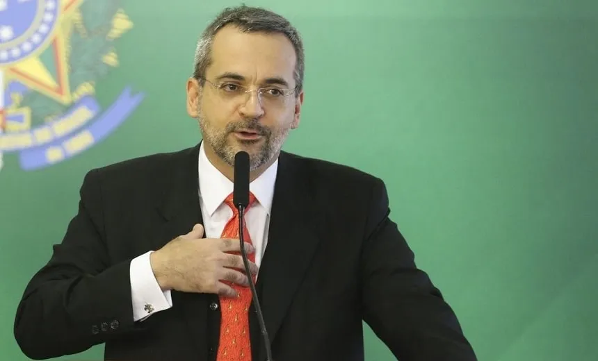 Ministro da Educação escreve errado duas vezes e é criticado nas redes sociais