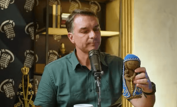Fl&aacute;vio Bolsonaro Segurando Imagem De Nossa Senhora Aparecida Reprodu&ccedil;&atilde;o