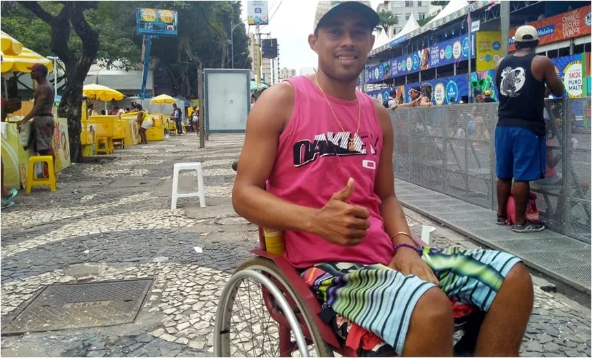 Carnaval é para todos; folião cadeirante conta como faz para curtir a festa na Avenida