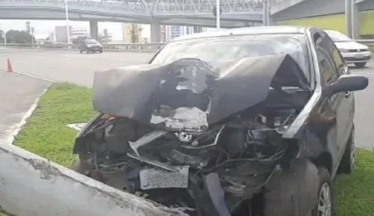 VÍDEO: casal fica ferido após carro bater e derrubar poste na Avenida Paralela; vítimas foram levadas para hospital
