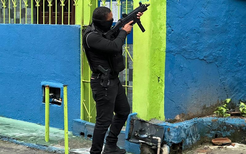 Durante opera&ccedil;&otilde;es, a an&aacute;lise de celulares apreendidos costuma ser uma das principais ferramentas para identificar outros integrantes e rastrear movimenta&ccedil;&otilde;es financeiras/Foto: GCM