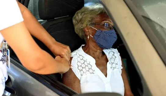 Idosos a partir de 65 anos começam a ser vacinados nesta terça-feira, em Salvador; confira