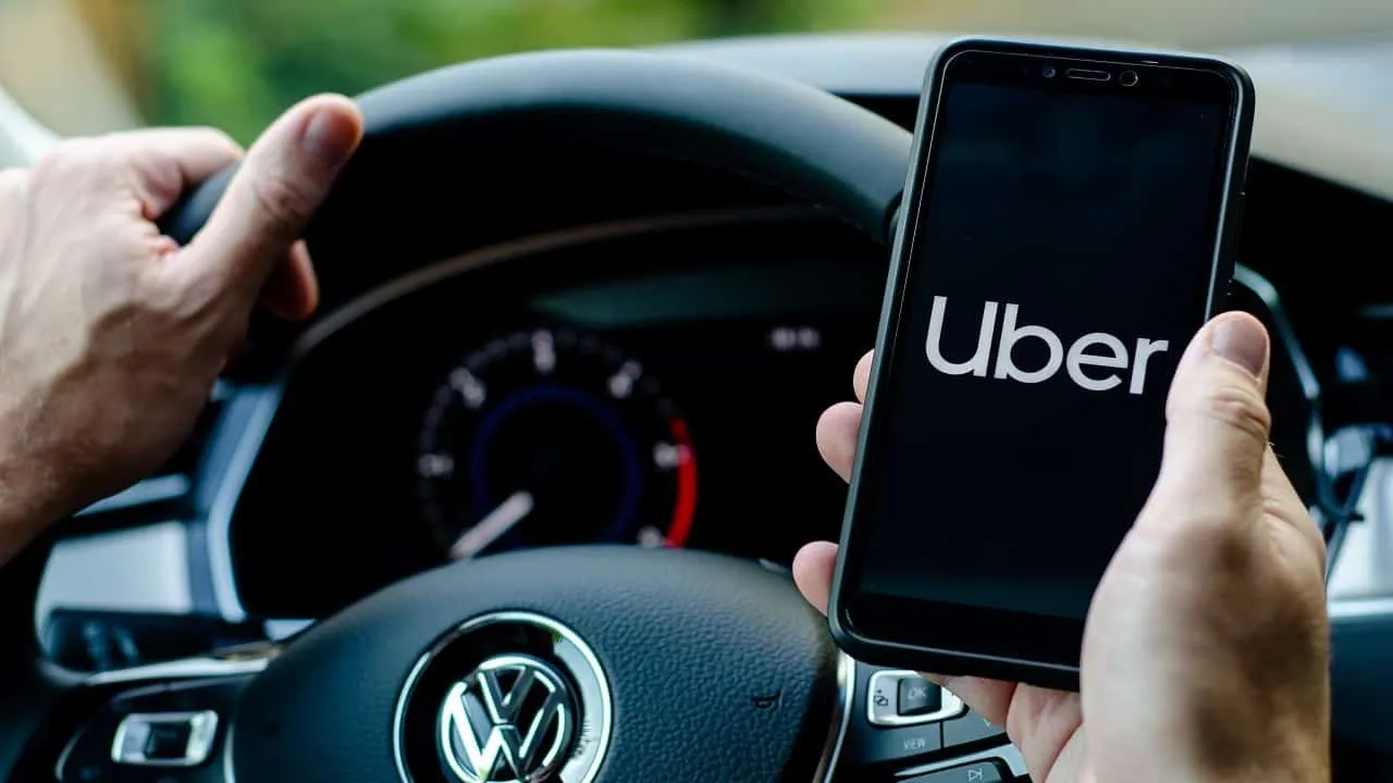 Nubank e Uber anunciam parceria e oferecem corridas gratuitas; entenda