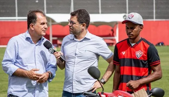 Torcedor do Vitória agredido pela própria torcida recebe moto e ganha um ano de ingressos gratuitos 