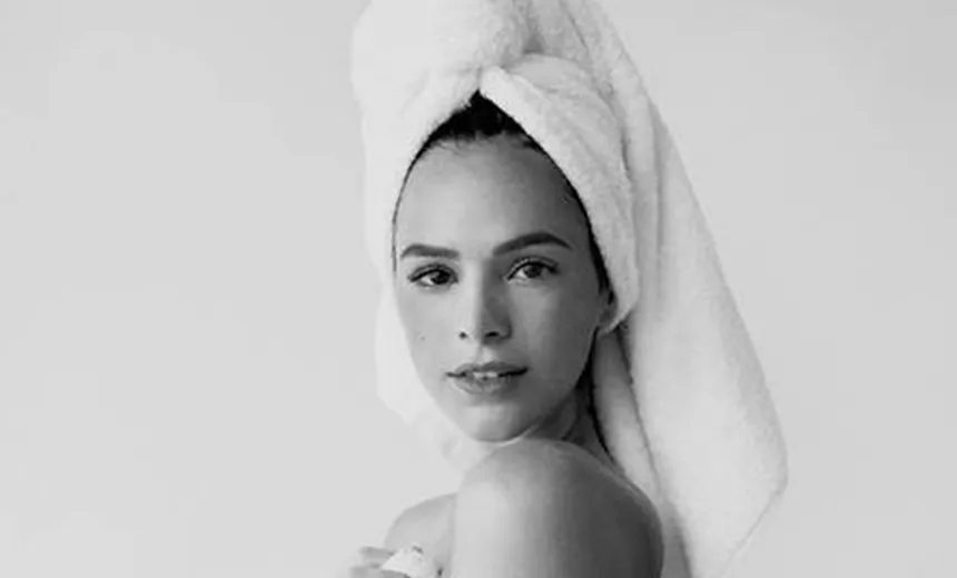 Marquezine posta foto seminua e fãs citam Neymar: "perder a Copa tudo bem, mas perder a Bruna?"