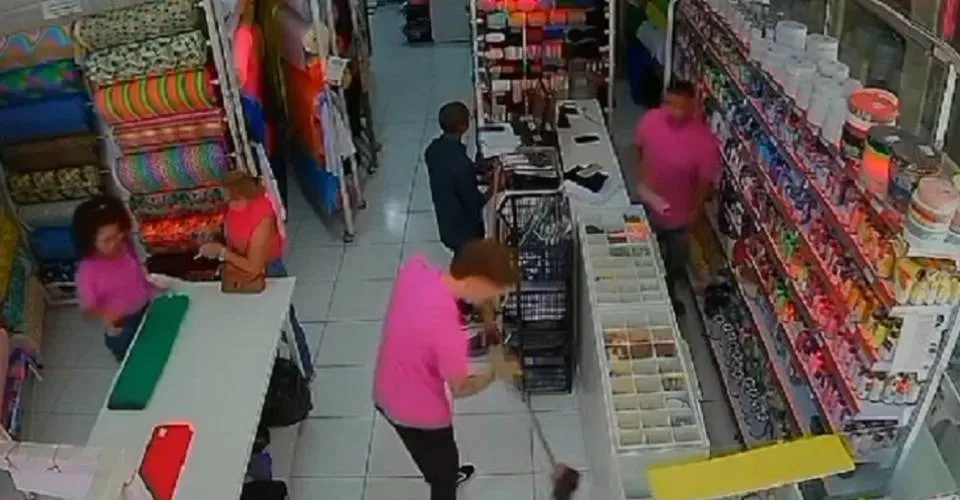 Alô Juca: câmera flagra homem furtando celular dentro de loja no Centro Histórico de Salvador