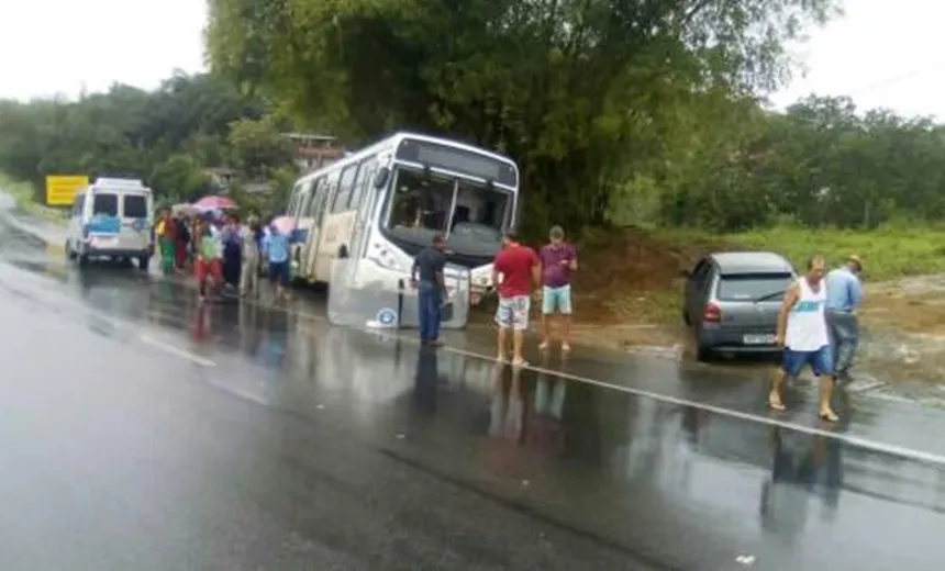 Acidente envolvendo ônibus deixa três pessoas feridas na BA-093