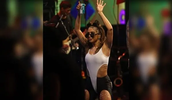 "Eu queria dar um beijinho logo hoje" dispara Anitta em Salvador